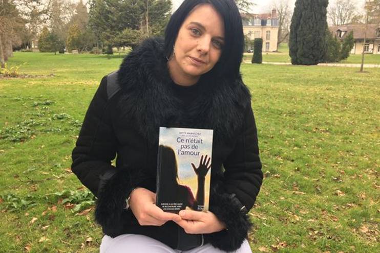 Betty Mannechez, aujourd'hui maman de 5 enfants, veut témoigner pour alerter et rendre hommage à sa Ninie , sa chère grande soeur, assassinée en 2014 par leur père, alors qu'elle venait de le quitter.